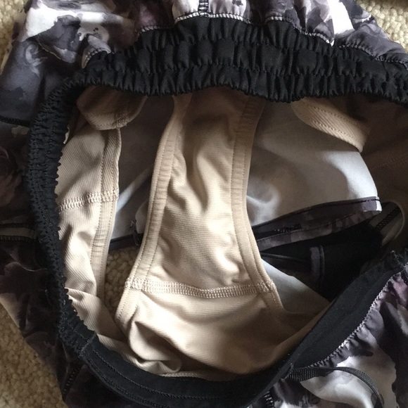 Lululemon Free to be Zen and Hotty Hot Short sz 4 - Picture 5 of 5
